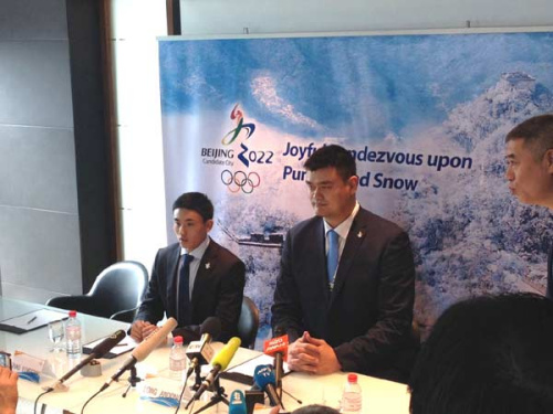 Song Andong, left, attends a news conference with Yao Ming in Kuala Lumpur, Malaysia, July 29, 2015. (Photo by Sun Xiaochen/China Daily)