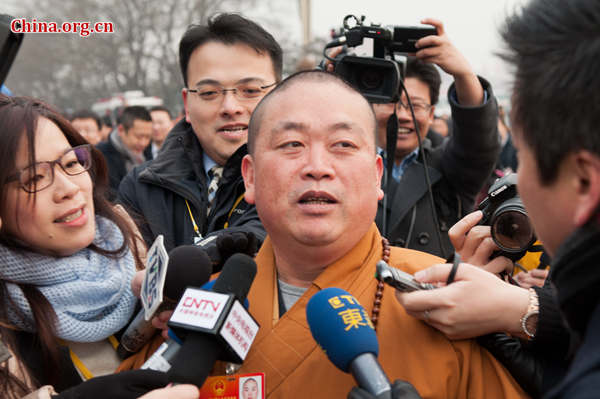 Shi Yongxin is surrounded by journalists as he attends the National People's Congress in March, 2012. (File photo/China.org.cn)