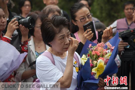 Ikeda Sumie sheds tears during the visit on July 13, 2015. (Photo: China News Service/Yu Kun)