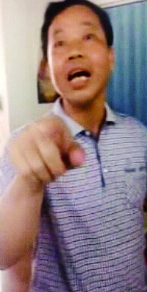 Xiong Aichun quarrels with staff members at the Internet company. (Photo/Beijing Morning Post)