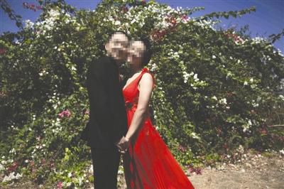 Two of the couple's pre-wedding photos. (Photo from Weibo)