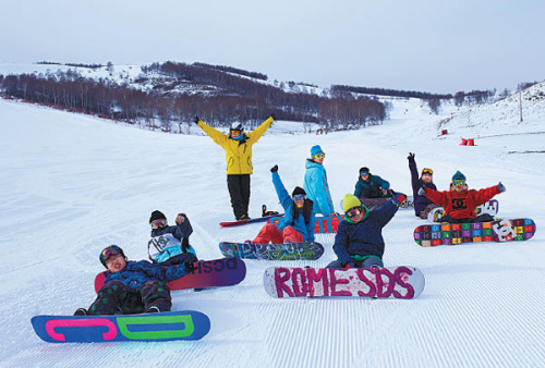 Snowboarding skiers take rest aside one of the 35 ready-made ski trails at the Genting Resort Secret Garden in Chongli county, Hebei province.  (Provided to China Daily)