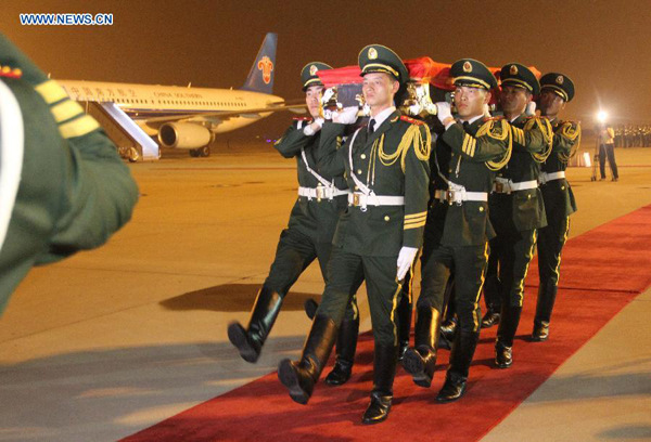 The remains of Chinese guard Zhang Nan killed in a terrorist attack in Somalia is carried by soldiers at Jinan Yaoqiang International Airport in Jinan, capital city of east China's Shandong Province, Aug. 1, 2015. Zhang Nan, the fallen guard, was a security officer in Chinese embassy in Somalia. The remains of Zhang returned to Jinan, with another two wounded guards escorting his coffin. (Xinhua/Lu Yaqi)
