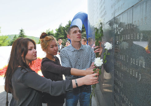 Russian students pay tribute to heroes from the former Soviet Union who died when assisting China against Japanese aggression in WWII. Photo by Sun Can / Xinhua