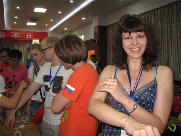 A Russian student with an acupuncture needle in her right arm. (Photo by Huang Zhiling/chinadaily.com.cn)