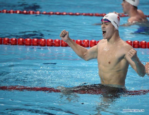 Sun Yang of China celebrates after winning the men's 400m freestyle swimming final at FINA World Championships in Kazan, Russia, Aug. 2, 2015. Sun Yang claimed the title of the event in a time of 3 minutes and 42.58 seconds. (Xinhua/Dai Tianfang)