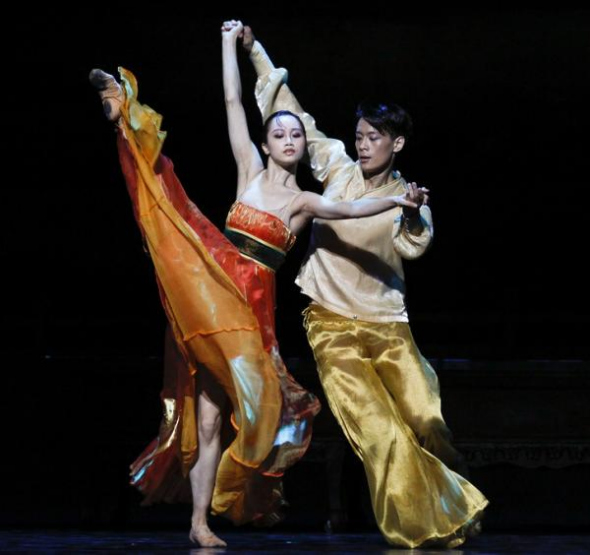 The love story of the Emperor Xuanzong for his concubine Yang Yuhuan is retold through modern ballet at the Shanghai Grand Theater. (Photo/CNTV)