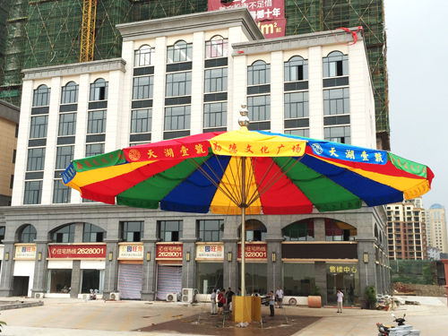 The umbrella weighing 5.7 tonnes and standing in a plaza covers an area of 418 square meters