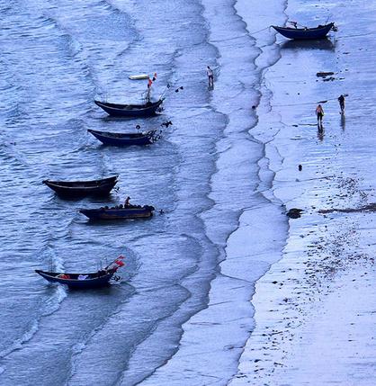 Fishing boats are made ready to set sail from Weizhou Island in the Guangxi Zhuang autonomous region where many locals are now earning their living from tourism. (Li Junguang/for China Daily)