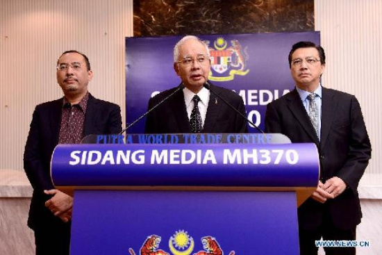 Malaysian Prime Minister Najib Razak (C) attends a press conference on the missing Malaysian Airlines flight MH370 in Kuala Lumpur, Malaysia, Aug. 6, 2015. (Xinhua/Chong Voon Chung)