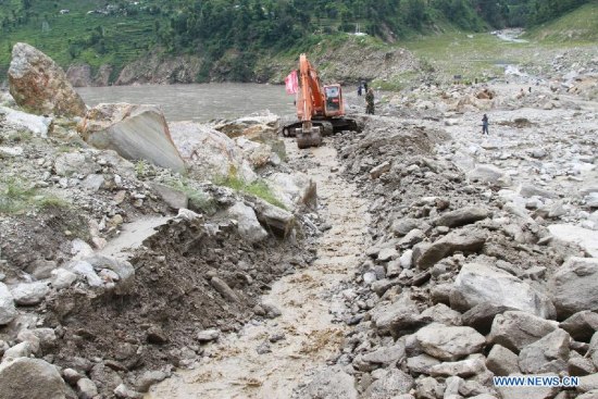 Rescuers work at the Nepalese section of China-Nepal Highway where the landslide happened, Aug. 5, 2015. An emergency squad of 100 Chinese armed police officers were sent to Nepal on Saturday to repair a highway blocked by landslide. (Xinhua/Wang Wei)