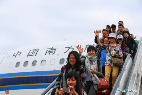 Passengers of CZ633 arrive in Nairobi, capital of Kenya, on Aug. 5, 2015. China Southern Airlines launched a direct flight to Kenya on Wednesday. The Guangzhou-Nairobi route will operate three flights a week and using Airbus 330 jets. (Photo: Xinhua/Pan Siwei)
