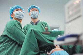 Doctor dedicates career to medical education During a laparoscopic surgery last year, Lu Yun and a colleague check their progress. (Photo/Provided to China Daily)