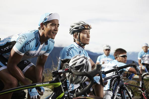 To the Fore, starring Eddie Peng (left) and Dou Xiao, depicts several cyclists' painstaking growth from amateurs to professional athletes. (Photo/Provided to China Daily)
