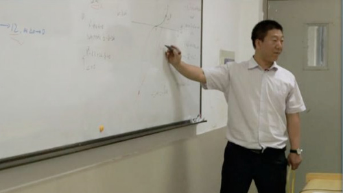 Li Aiyun, the mathematics teacher in the program, gives a lesson to his British students. (A screenshot from the BBC documentary series)