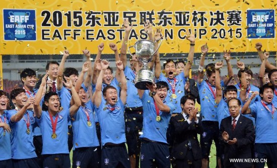 Players of South Korea celebrate with the trophy at the 2015 EAFF(East Asian Football Federation) East Asian Cup in Wuhan, capital of central China's Hubei Province, Aug. 9, 2015. (Photo: Xinhua/Cheng Min)