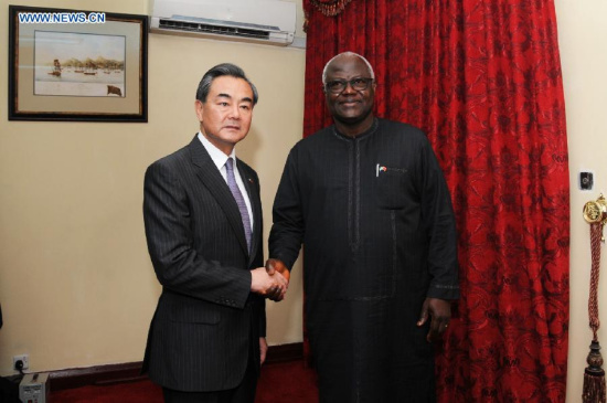 Sierra Leone's President Ernest Bai Koroma (R) meets with visiting Chinese Foreign Minister Wang Yi in Freetown Aug. 8, 2015. (Photo: Xinhua/Lin Xiaowei) 