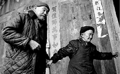 Photo taken in November, 2011 shows a centenarian couple in a village of Guizhou. (Photo/Zhengzhou Evening News)