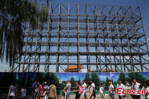 A giant frame for an electronic screen which will be used to broadcast the military parade in September is set up at the Tiananmen Square on August 4, 2015. (Photo: China News Service/ Liu Guanguan)