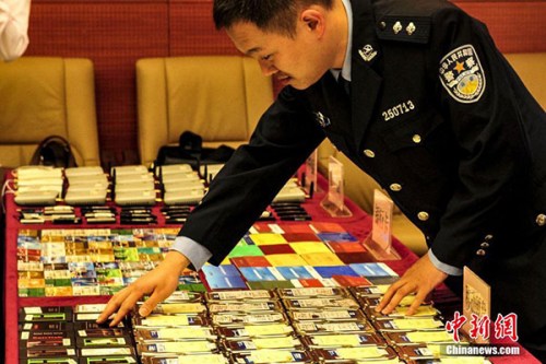 Equipment seized by Guangdong police are seen in this undated photo.Guangdong police have detained a total of 1,071 suspects after they busted a major online gambling ring in a special operation.  (Photo/Chinanews.com)