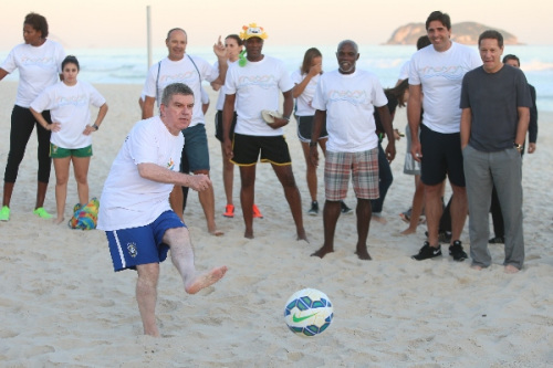 Thomas Bach, International Olympic Committee (IOC) president, plays with a football on the Barra de Tijuca beach in Rio de Janeiro on Aug 4, one year ahead of the start of the Rio 2016 Olympic Games. (Xu Zijian/For China Daily)