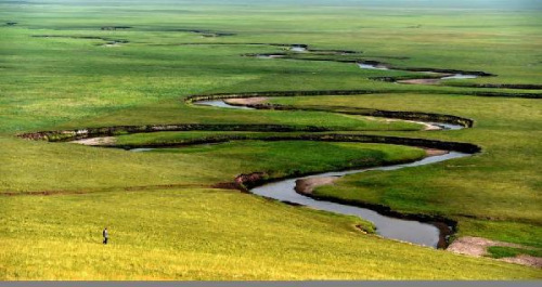 Winding rivers, floating clouds and scattered Mongolian yurts combine to create a stunningly poetic landscape on the prairie in East Ujimqin Banner, North China's Inner Mongolia autonomous region, July 25, 2015.(Photo/Xinhua)