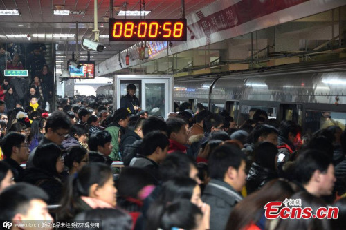 Passengers wait to board a train of subway Line One at a station in Beijing, Dec 29, 2014. Beijing has raised subway fares from Dec 28, but it seems to make little difference to the congestion on the public transport system. The city's subway system carries approximately 10 million passengers daily on workdays. (Photo/CFP)