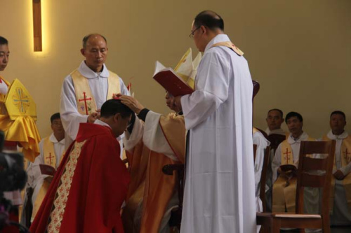 The Reverend Joseph Zhang Yilin is ordained a Catholic bishop of Anyang, Henan province, during a ceremony attended by more than 1,500 people, including 75 priests and 120 nuns on Aug 4,2015. (Photo by Li Jianlin/ For China Daily)