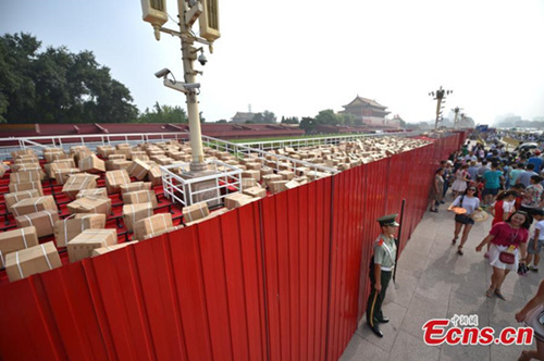 Workers build temporary platforms for people to watch a military parade from on September 3 on the flanks of Tiananmen Tower at the north of Tiananmen Square in Beijing, Aug 11, 2015. (Photo: China News Service/Jin Shuo)
