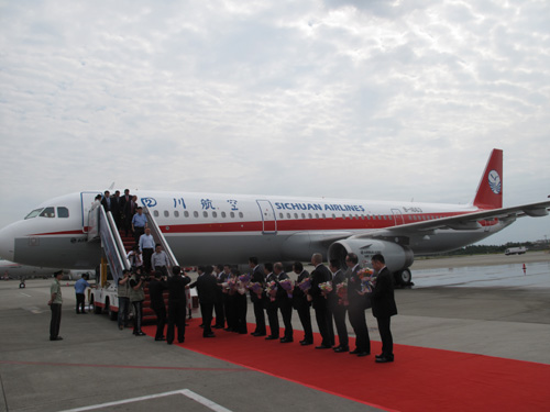 A welcoming ceremony for Sichuan Airlines' 100th aircraft, an A321,is held at the Shuangliu International Airport in Chengdu, Sichuan province, May 22. (Photo by Huang Zhiling/chinadaily.com.cn)