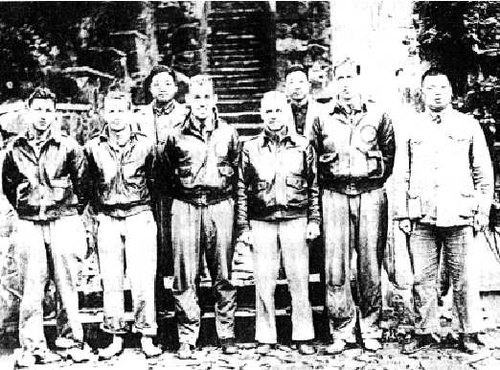 Some of the US pilots and Chinese soldiers and civilians took a picture together in China in 1942. (Photo/people.com.cn)