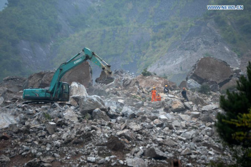 Rescuers clean the landslide site in Shanyang County, northwest China's Shaanxi province, Aug 12, 2015.(Photo/Xinhua)