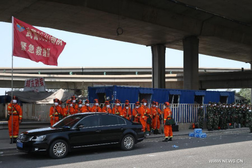 Armed policemen wait for an order to enter the explosion site in Binhai New Area of Tianjin, north China, Aug. 13, 2015. (Photo: Xinhua/Jin Liwang)
