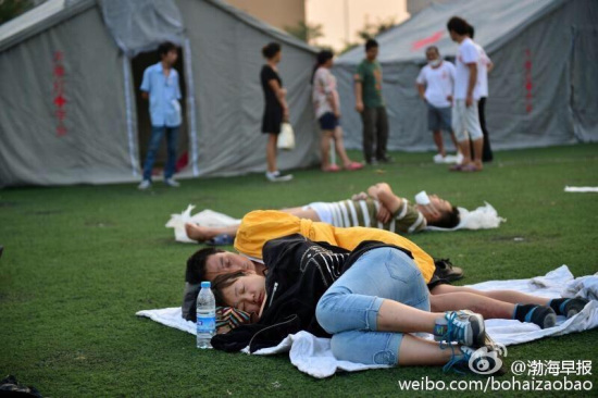 People injured by powerful explosions at a warehouse receive treatment at a temporary shelter in an elementary school in North China’s Tianjin municipality, Aug 13, 2015. The blasts have killed 17 people and injured more than 400, according to rescuers.(Photo/Weibo of Bohai Morning News)
