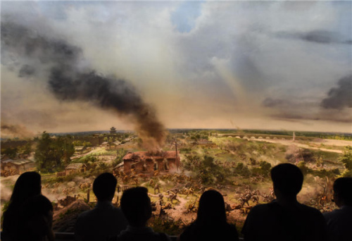 Visitors watch a multimedia show about the Marco Polo Bridge Incident on July 7, 1937. (Photos provided to China Daily)