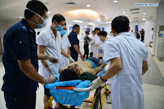 A man injured in the explosion of the Binhai new district is sent to the Tianjin Taida Hospital in north China's Tianjin Municipality, Aug. 13, 2015.(Photo/Xinhua)