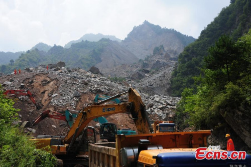 Rescuers work at the site of a landslide in Shanyang county, Northwest Chinas Shaanxi province, Aug 12, 2015. (Photo: China News Service/Wang Shihua)