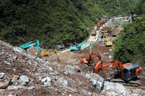 Large digging machines work to move rocks and mud at scene of a landslide in Shanyang county, Shaanxi province, on Thursday. (Photo/China Daily)