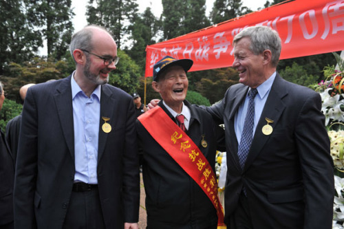 US Ambassador Max Baucus, right,and the US Consul General Raymond Greene in Chengdu meet a Flying Tiger pilot. (Photo by Ren Dong/China News Service)