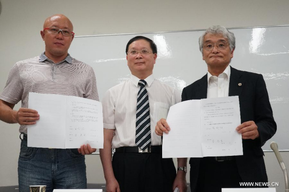 Representatives from Lawyers group supporting victims from poison gas weapons and China Foundation For Human Rights Development attend the inaugural ceremony of the Japan-China future peace fund in Tokyo, Japan, Aug. 14, 2015.  (Photo: Xinhua/Zhu Chao)