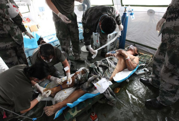 A rescued man receives medical treatment at a hospital of the People's Liberation Army in Tianjin, north China, Aug. 15, 2015.   (Photo: Xinhua/Wang Haobo)