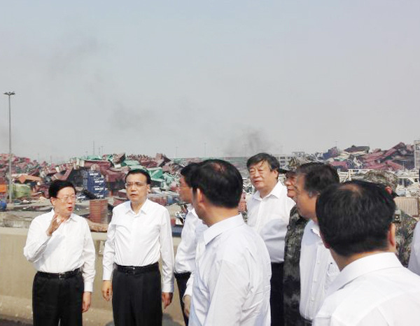 Chinese Premier Li Keqiang (second from left) visits the warehouse explosion site in Tianjin on Sunday. (Photo/provided to chinadaily.com.cn)