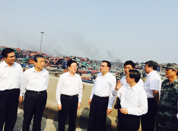 Chinese Premier Li Keqiang (fourth from left) visits the warehouse explosion site in Tianjin on Sunday. (Photo/provided to chinadaily.com.cn)