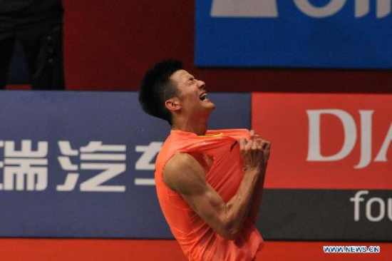 Chen Long of China celebrates for victory after winning the men's singles final match against Lee Chong Wei of Malaysia at the BWF World Championships 2015 in Jakarta, Indonesia, Aug. 16, 2015. Chen Long won 2-0 to claim the champion. (Xinhua/Veri Sanovri)