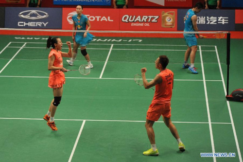 Zhang Nan (R, bottom) and Zhao Yunlei (L, bottom) of China celebrate after winning the mixed doubles final match against their teammates Liu Cheng (R, top)and Bao Yixin at the BWF World Championships 2015 in Jakarta, Indonesia, Aug. 16, 2015. (Photo: Xinhua/Veri Sanovri)
