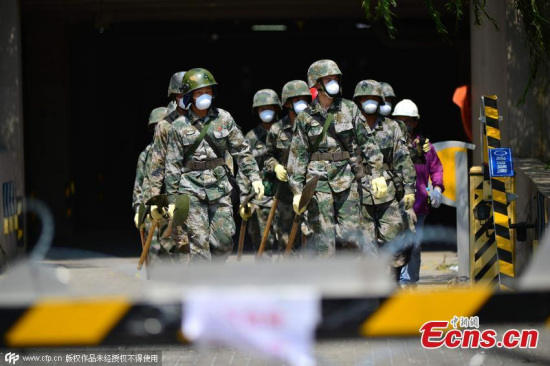 Some 1,100 soldiers from the pontoon bridge unit of Tianjin Garrison Command walk into residential areas hit hard by explosions in Tianjin, Aug 17, 2015. The soldiers will search for survivors and clear dangerous items. (Photo/CFP)