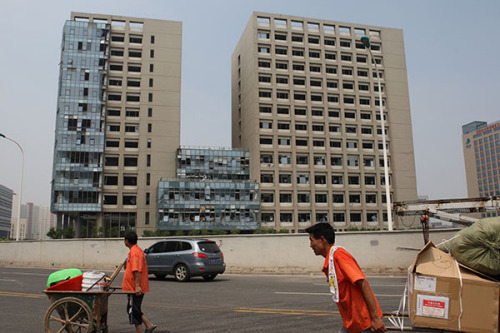 The windows of buildings 2 kilometers from the Tianjin blast site were severely damaged, raising questions about the use of safety glass. (Photo/China Daily)