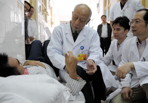 Doctor Huang Zhiqiang gives free treatment to patients at Hainan General Hospital in Haikou, Hainan province, in 2009. (China Daily/Kong Lingzhan)