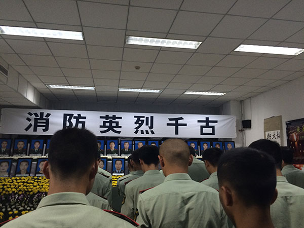Families and colleagues mourn the victims and pray for those missing at the memorial hall in Binhai New Area fire-fighting unit in Tianjin on Tuesday, the seventh day since the blasts. According to Chinese tradition, the seventh day is a key occasion to mourn the passing of the dead.(Photo/chinadaily.com.cn)