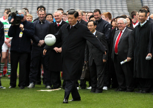 Xi plays soccer after visiting a sports association in Ireland on Feb. 19, 2012. (Photo/Xinhua)